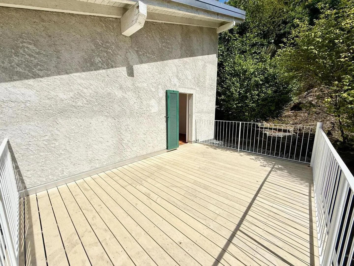 Haus mit einer 5.5-Zimmer-Wohnung und einer 2-Zimmer-Wohnung, 2+ Parkplätzen, Grundstück und Solarpanels - Foto 12 von 13