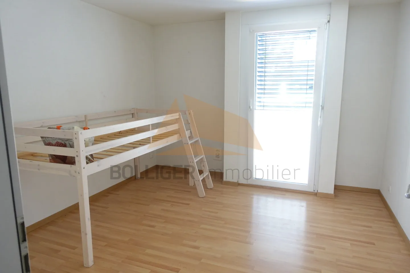 Modern Apartment Near City Center - Photo 4 of 12