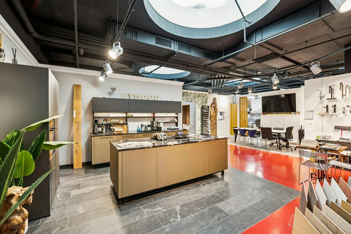 Spazio commerciale spazioso con opzioni di utilizzo versatili - Foto 3 di 9