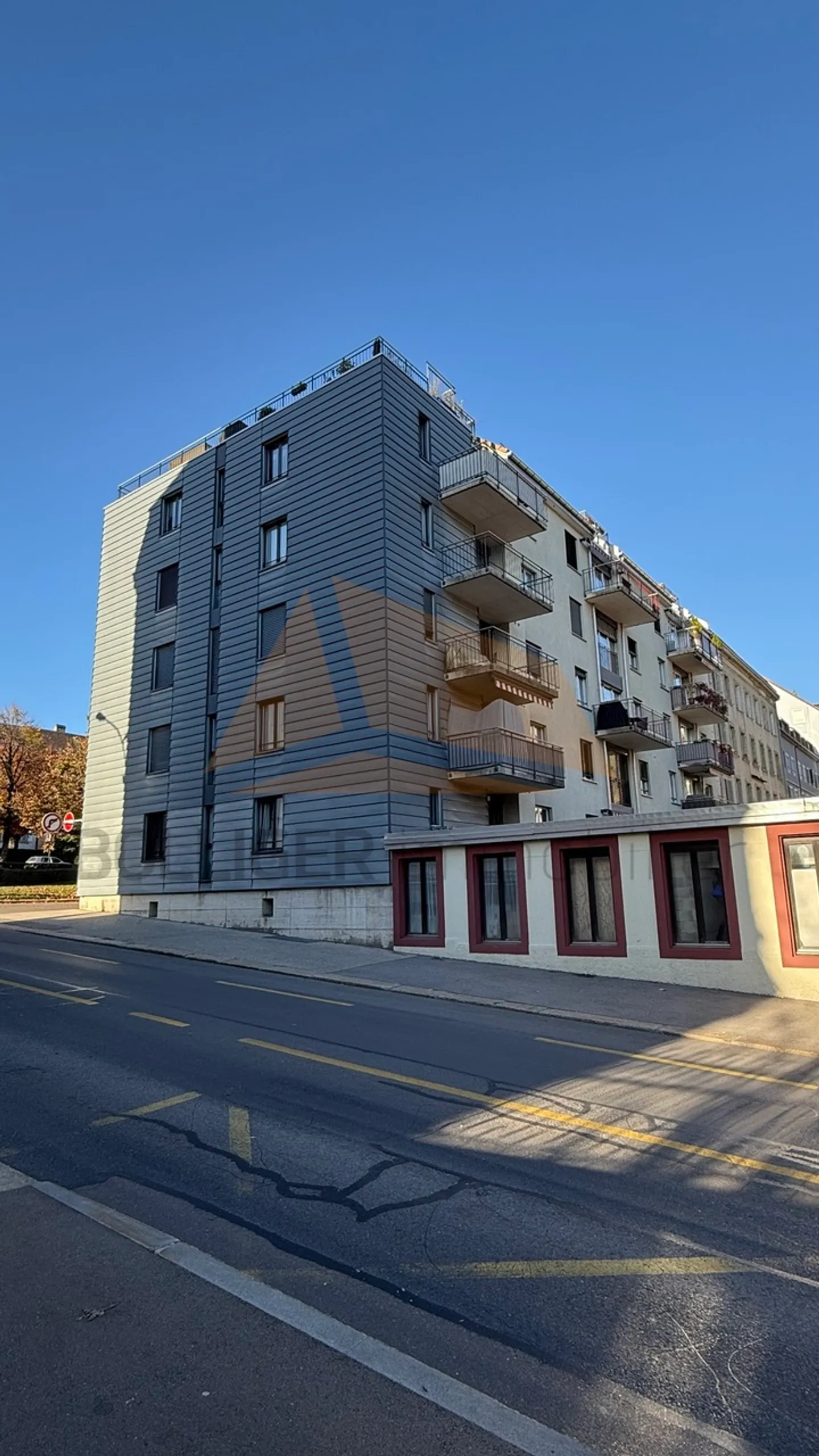 Modern Apartment Near City Center - Photo 2 of 12