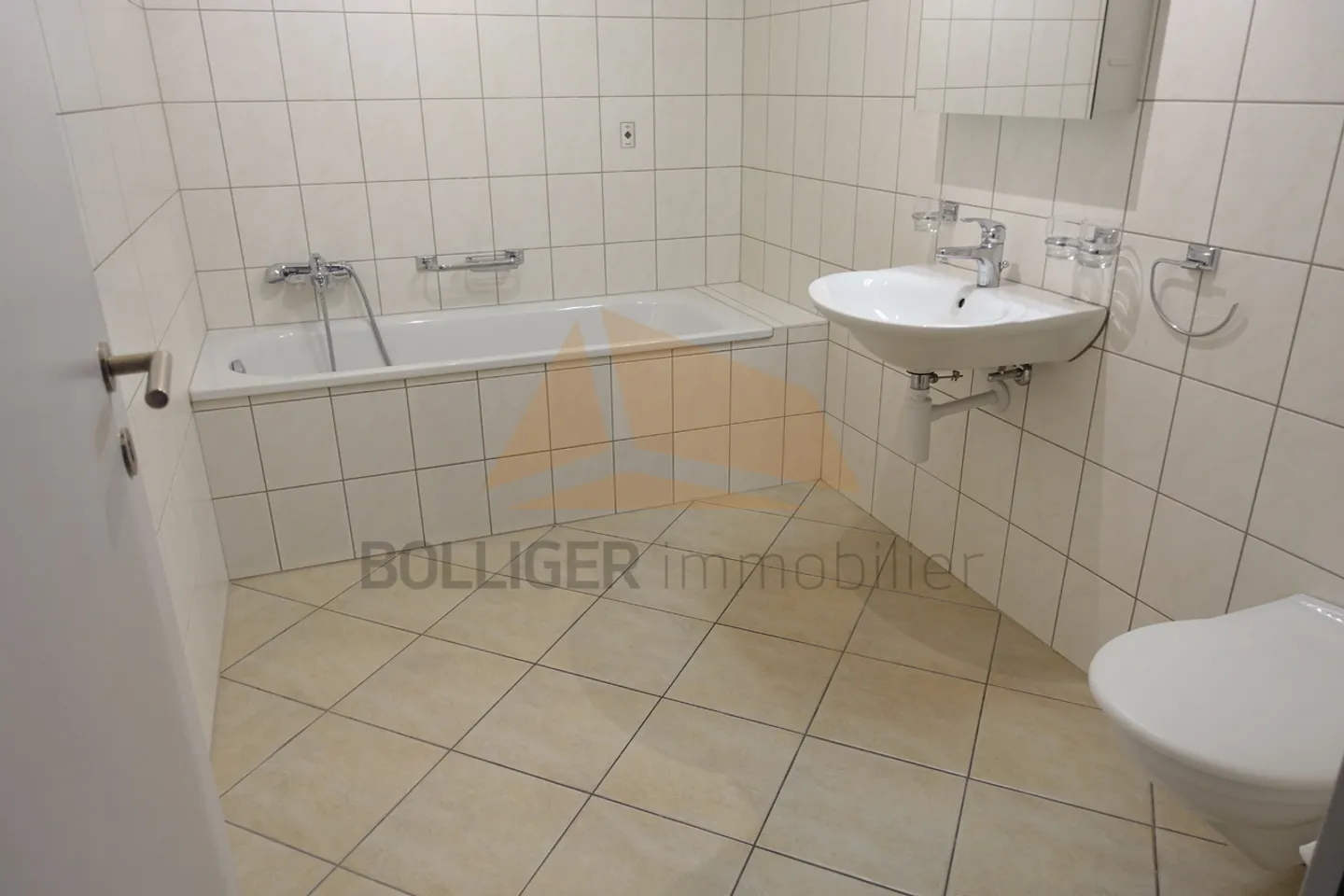 Modern Apartment Near City Center - Photo 11 of 12