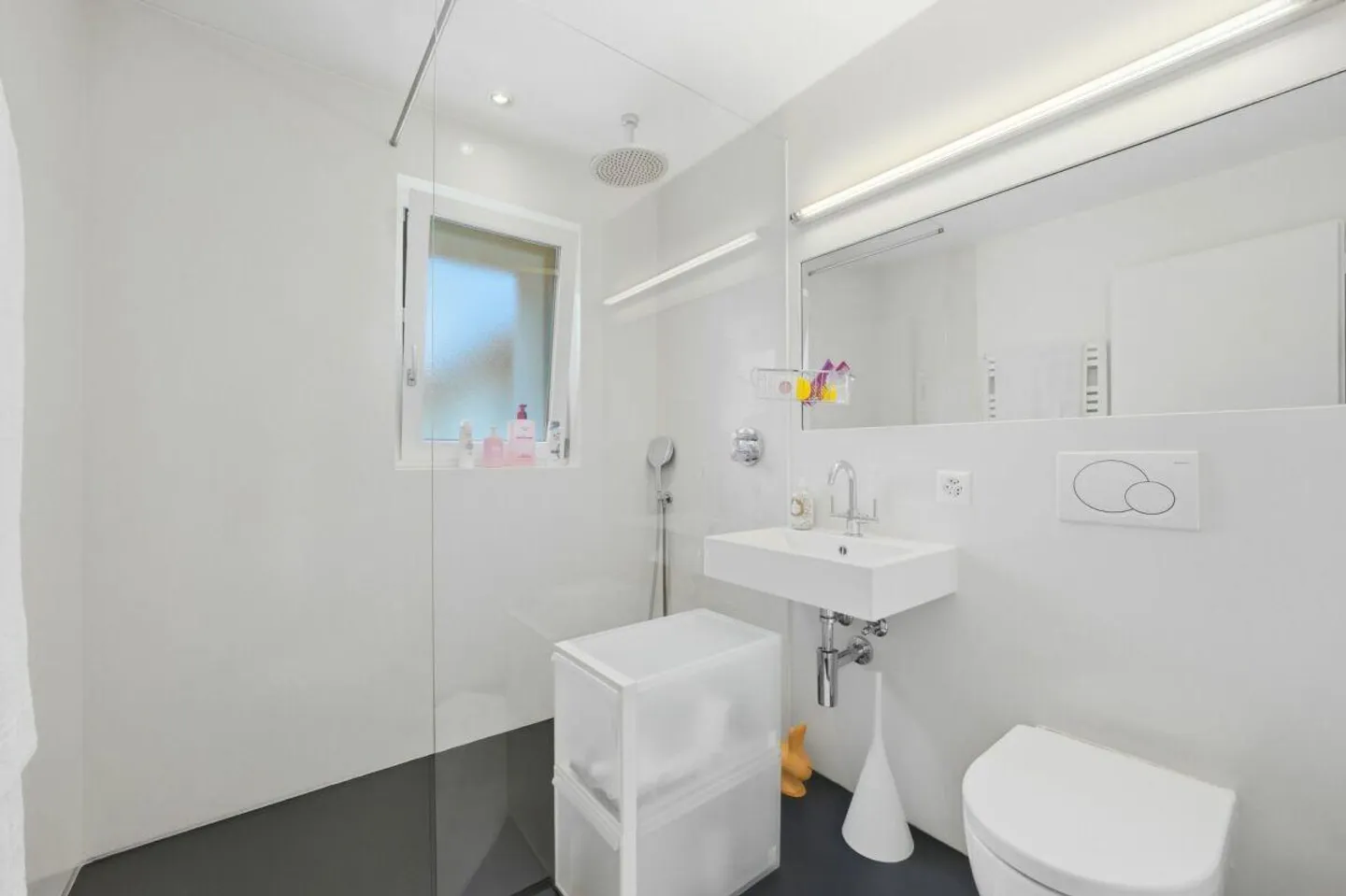Expérience de vie exclusive avec vue : Merveille d'espace modernisée à Belp - Photo 9 sur 13