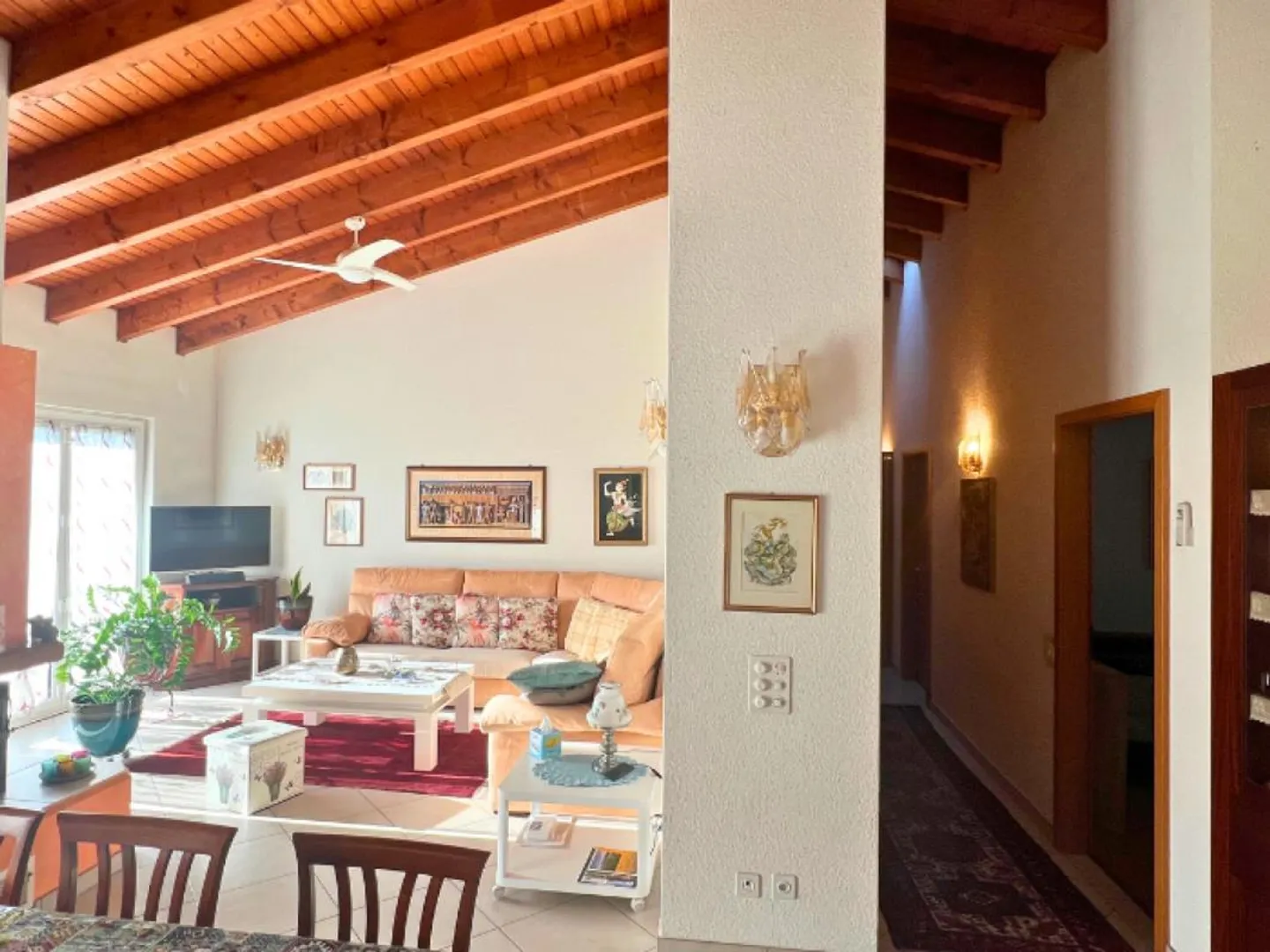 Bella casa unifamiliare con giardino soleggiato - Foto 4 di 13