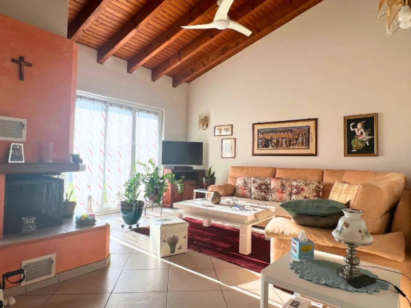 Bella casa unifamiliare con giardino soleggiato - Foto 5 di 13