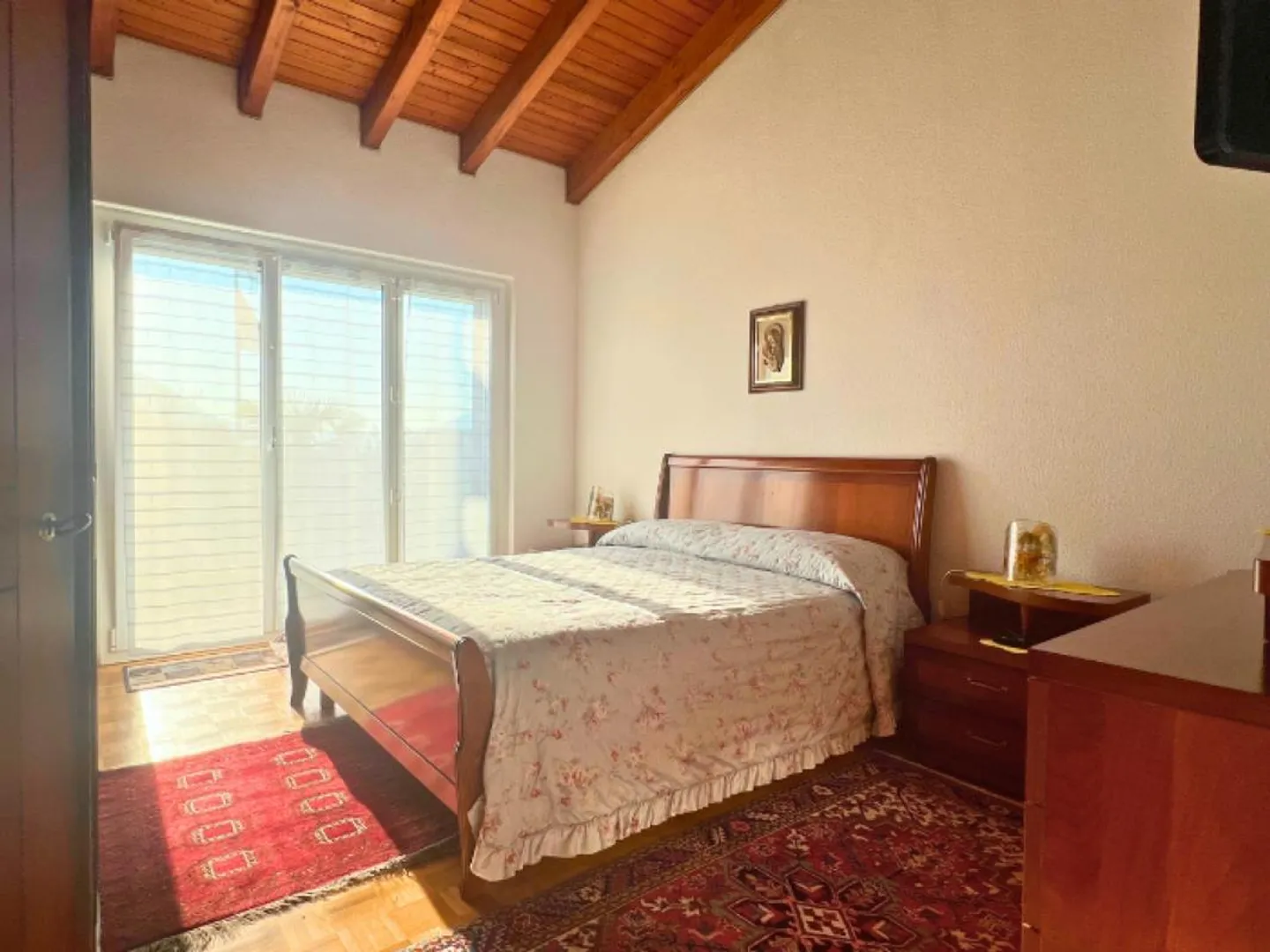Bella casa unifamiliare con giardino soleggiato - Foto 7 di 13