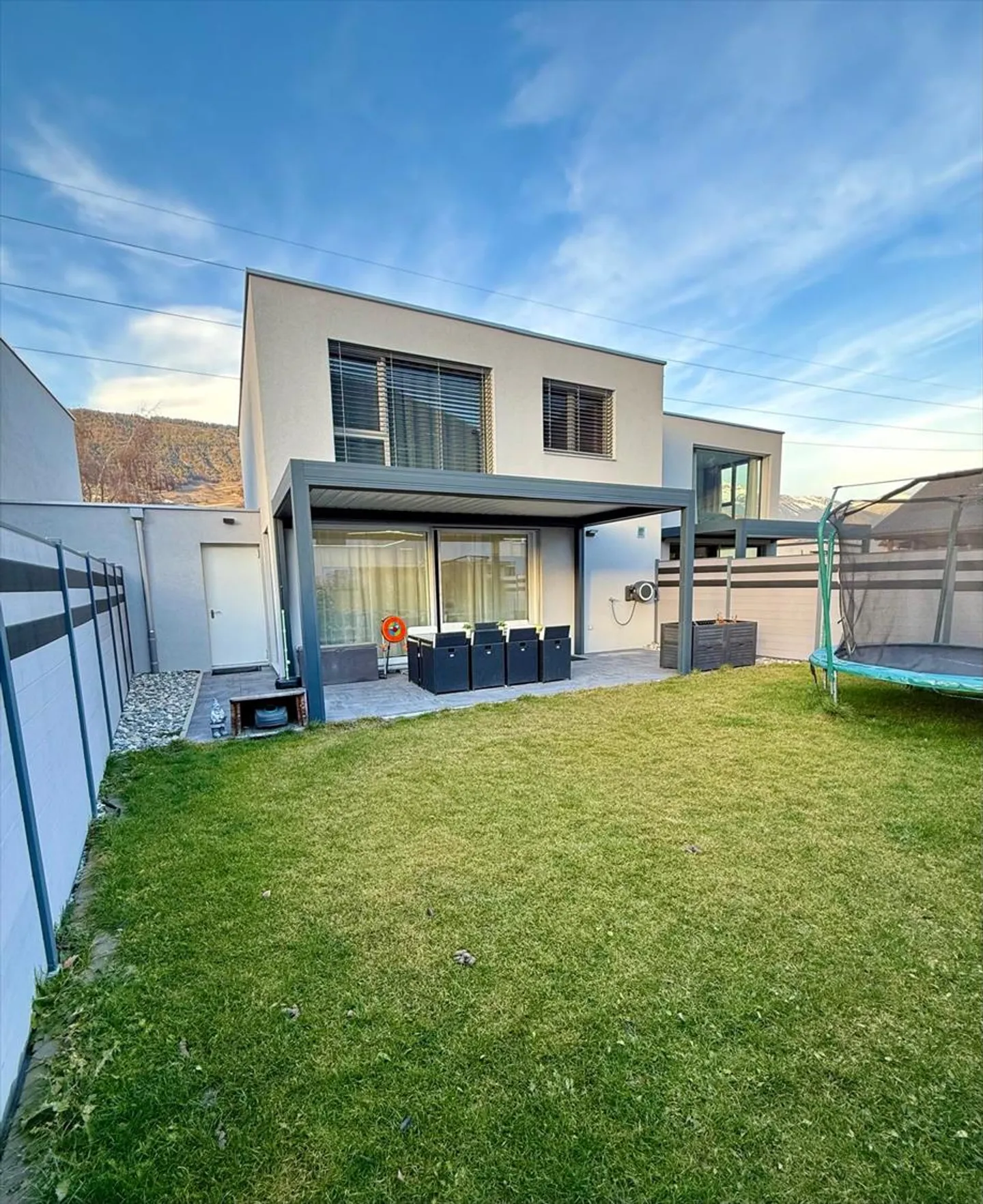 Maison avec jardin, garage et panneaux solaires au centre de Granges - Photo 1 sur 14