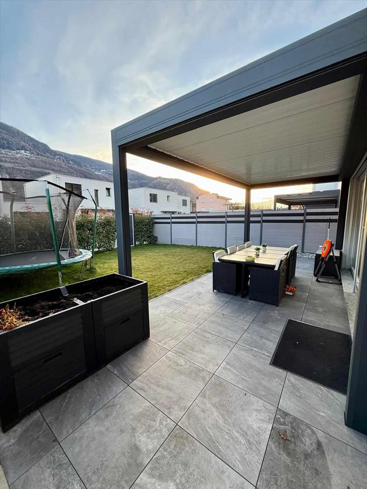 Maison avec jardin, garage et panneaux solaires au centre de Granges - Photo 2 sur 14