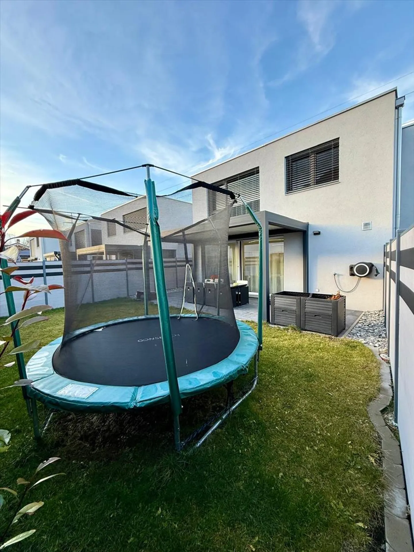 Maison avec jardin, garage et panneaux solaires au centre de Granges - Photo 4 sur 14
