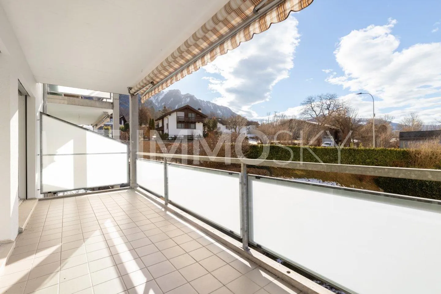 Where the school path is short and the city is close - Photo 2 of 5