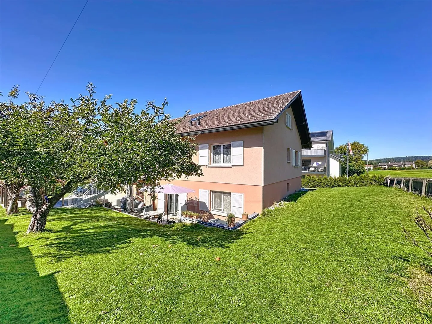 Villa con 2 appartamenti a Palézieux - Foto 1 di 13