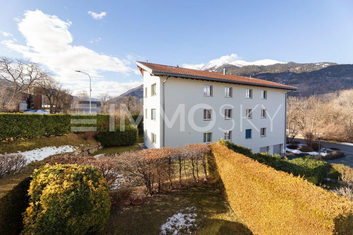 Where the school path is short and the city is close - Photo 1 of 5