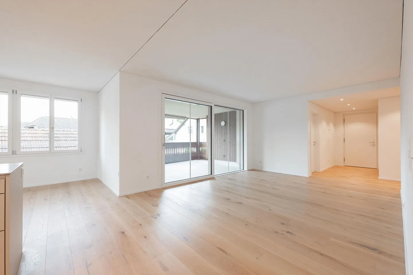Spacious 5.5 Room Apartment with Charm - Photo 3 of 12