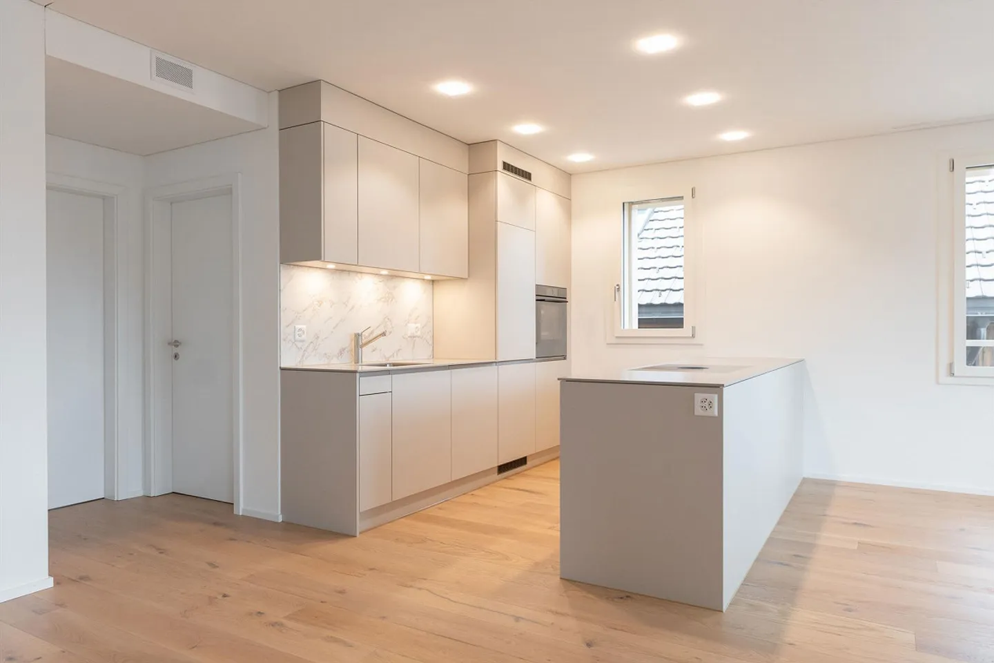 Spacious 5.5 Room Apartment with Charm - Photo 7 of 12