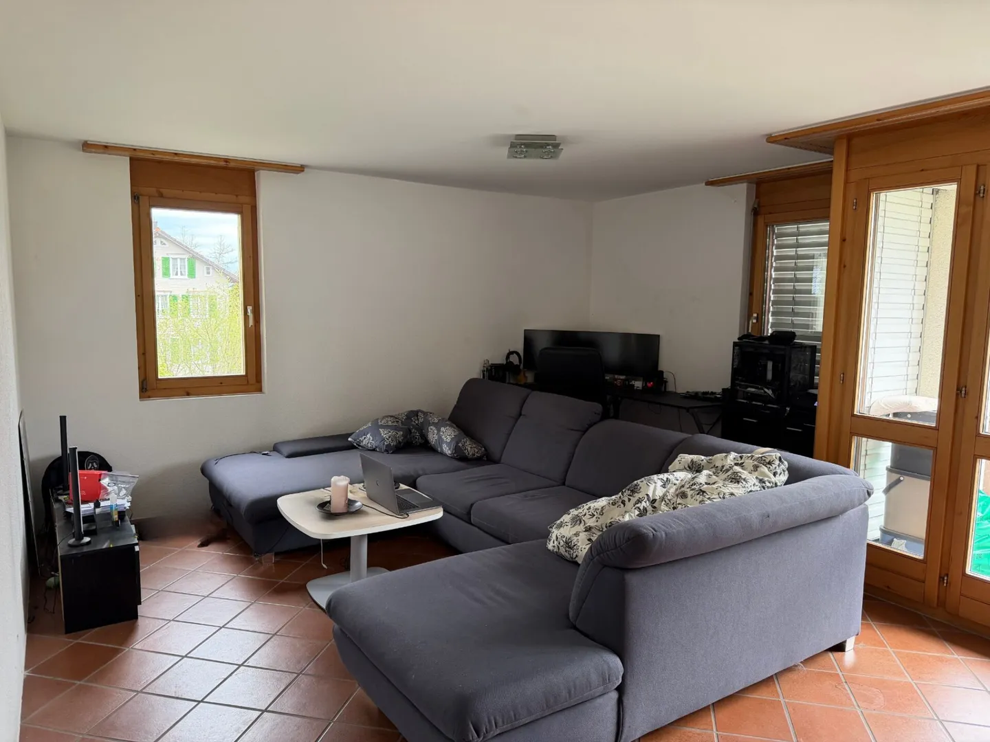 Spacious 2.5-room apartment with single garage and plenty of storage space - Photo 2 of 9