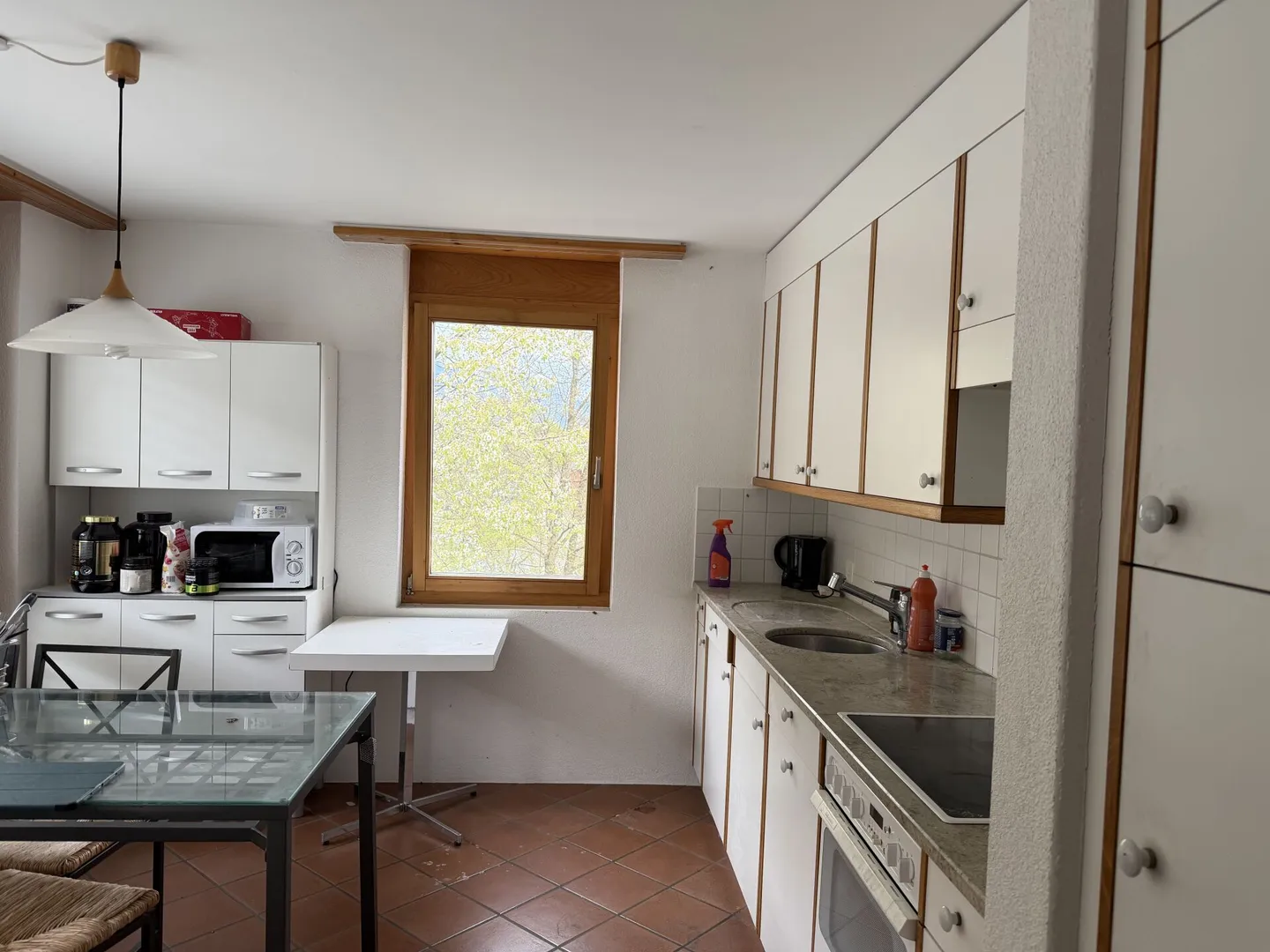 Spacious 2.5-room apartment with single garage and plenty of storage space - Photo 4 of 9