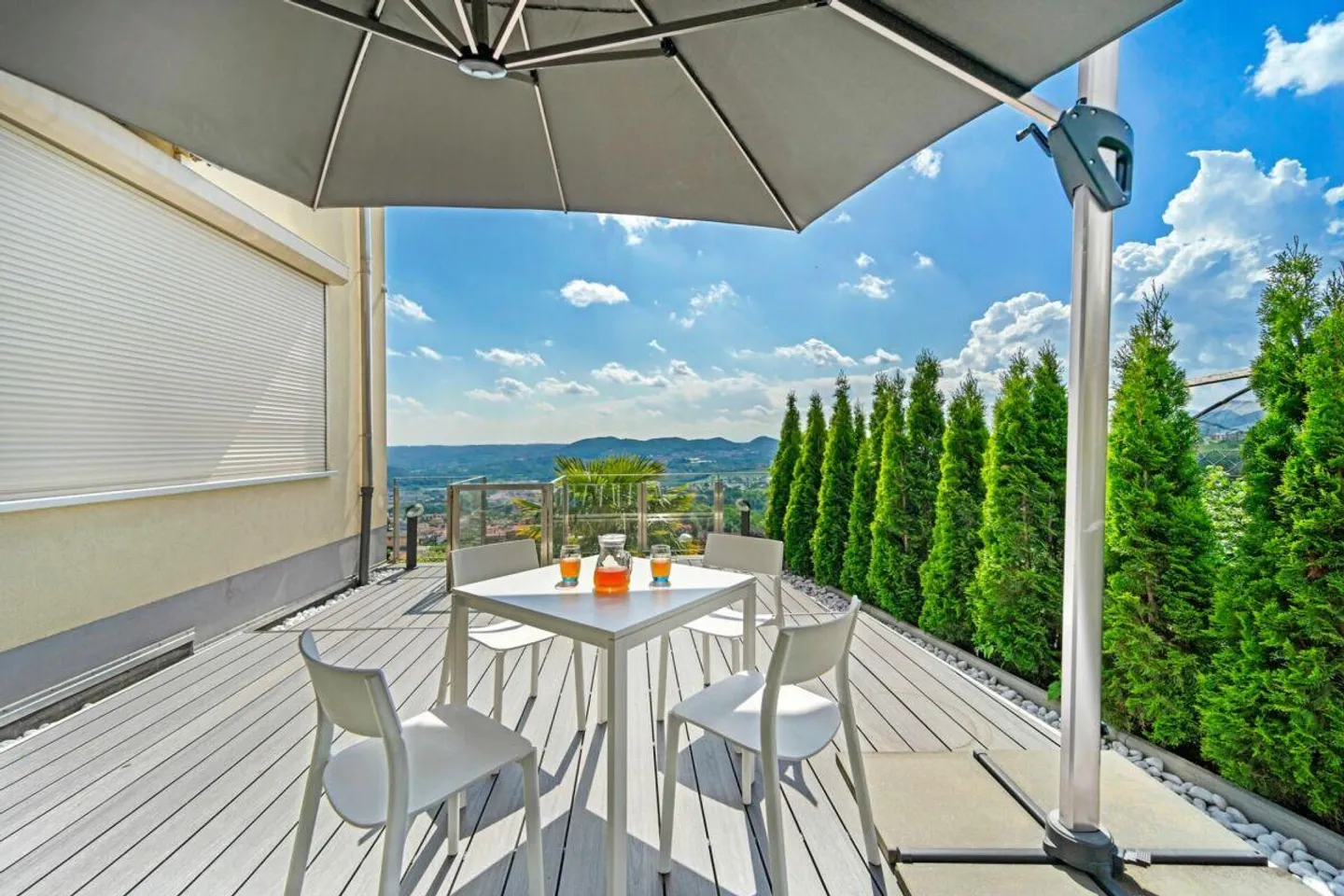 Spacious house with terrace, garden, parking spaces and an open view of the landscape - Foto 2 di 14