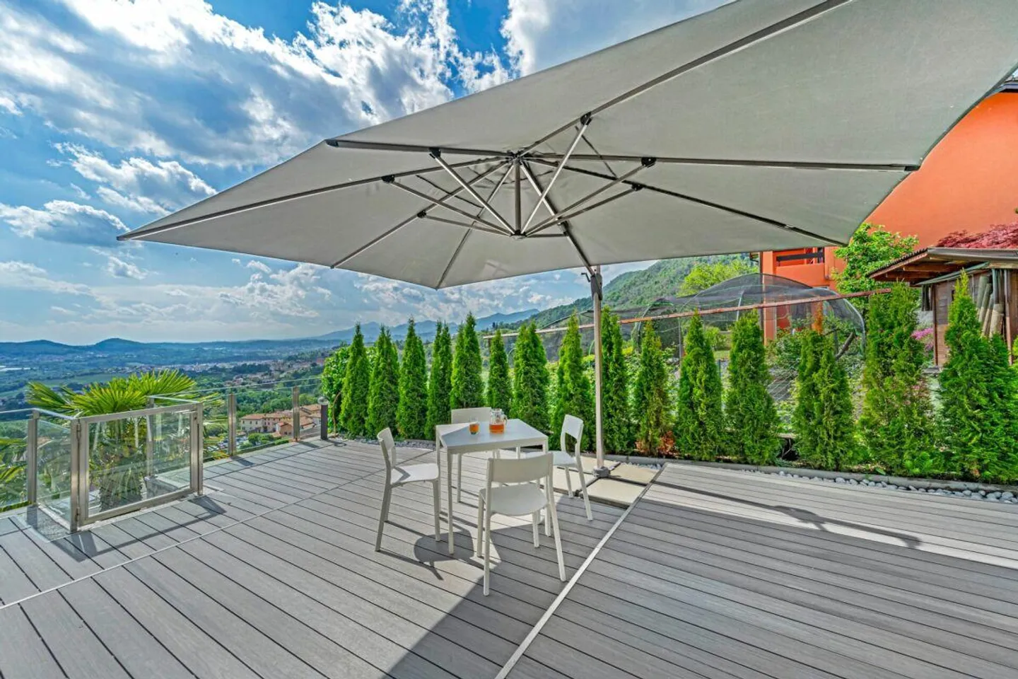 Spacious house with terrace, garden, parking spaces and an open view of the landscape - Foto 3 di 14