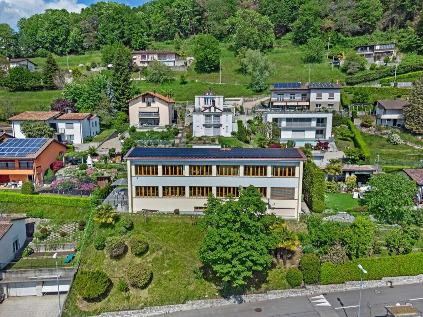 Spacious house with terrace, garden, parking spaces and an open view of the landscape - Foto 5 di 14