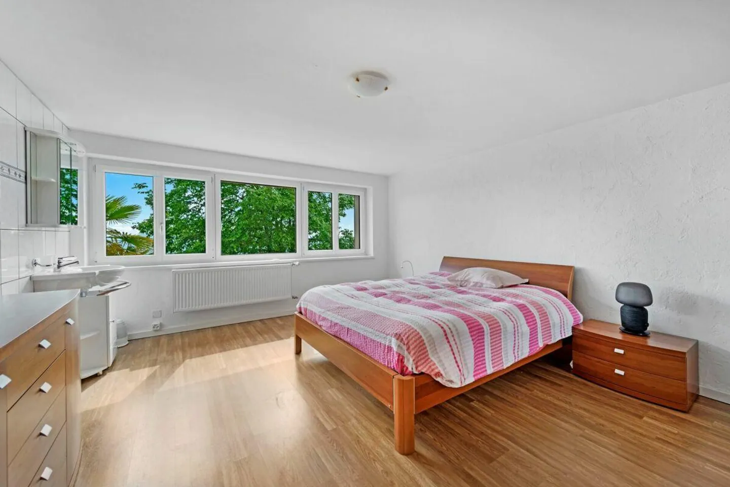 Spacious house with terrace, garden, parking spaces and an open view of the landscape - Foto 7 di 14