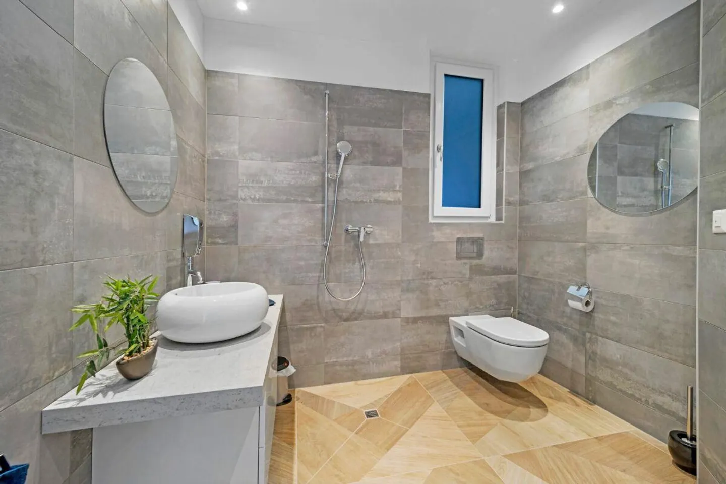 Spacious house with terrace, garden, parking spaces and an open view of the landscape - Foto 12 di 14