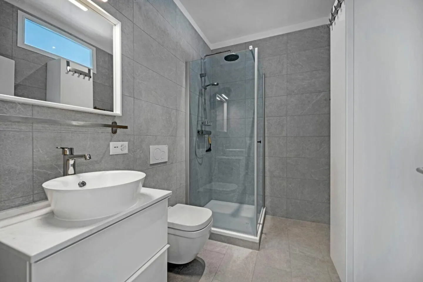 Spacious house with terrace, garden, parking spaces and an open view of the landscape - Foto 13 di 14