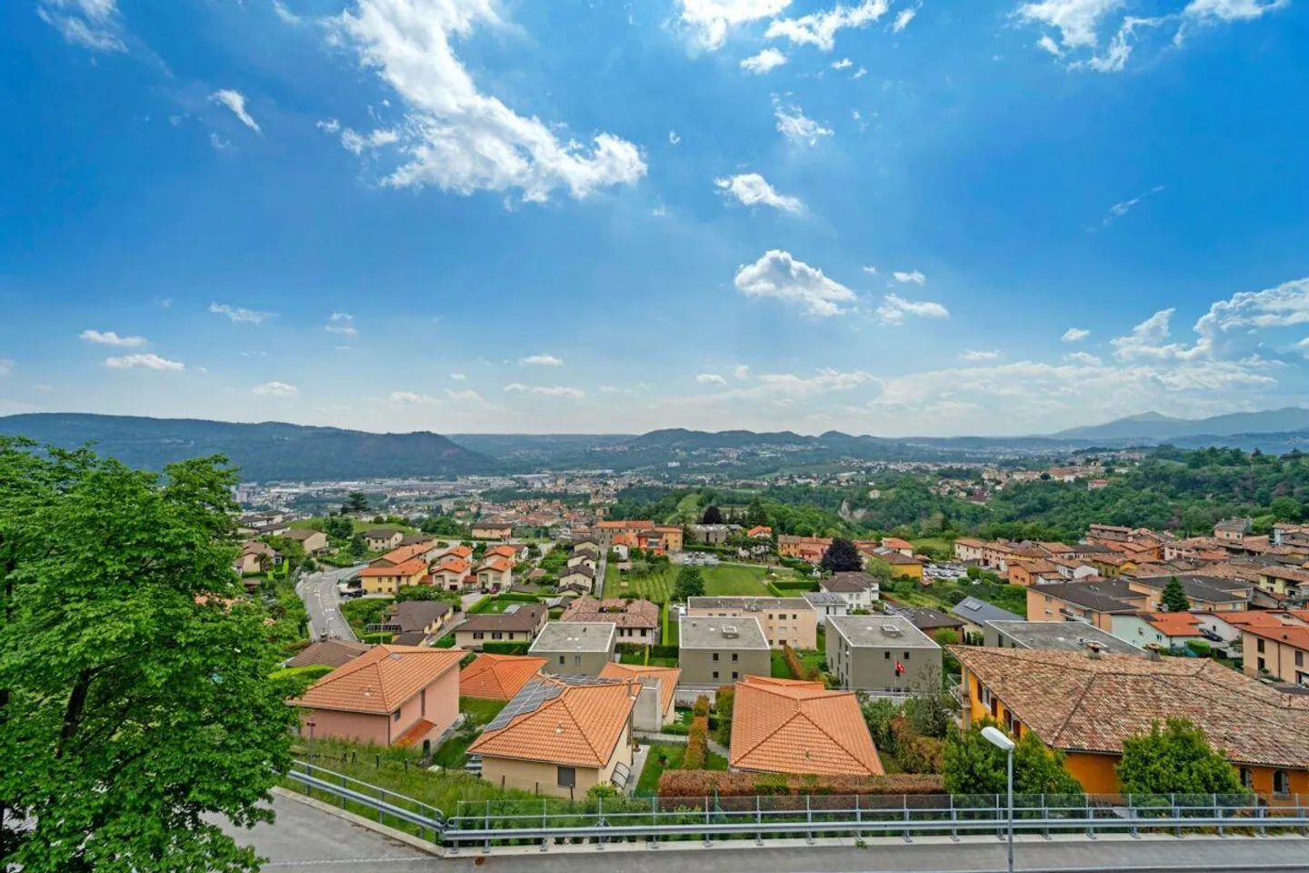 Spacious house with terrace, garden, parking spaces and an open view of the landscape - Foto 14 di 14