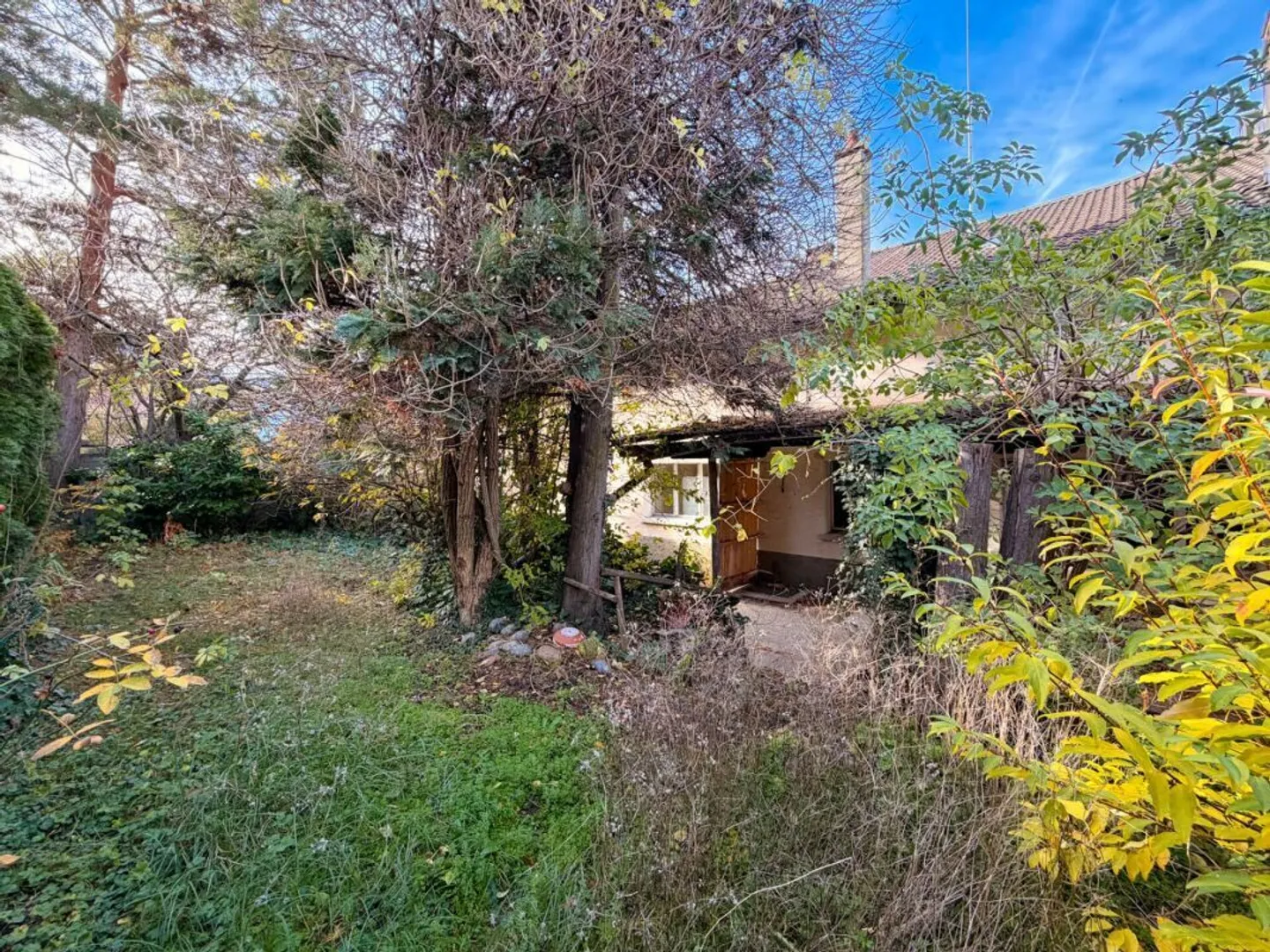 House with the possibility of transforming into multi-apartments in Charrat - Photo 4 of 20