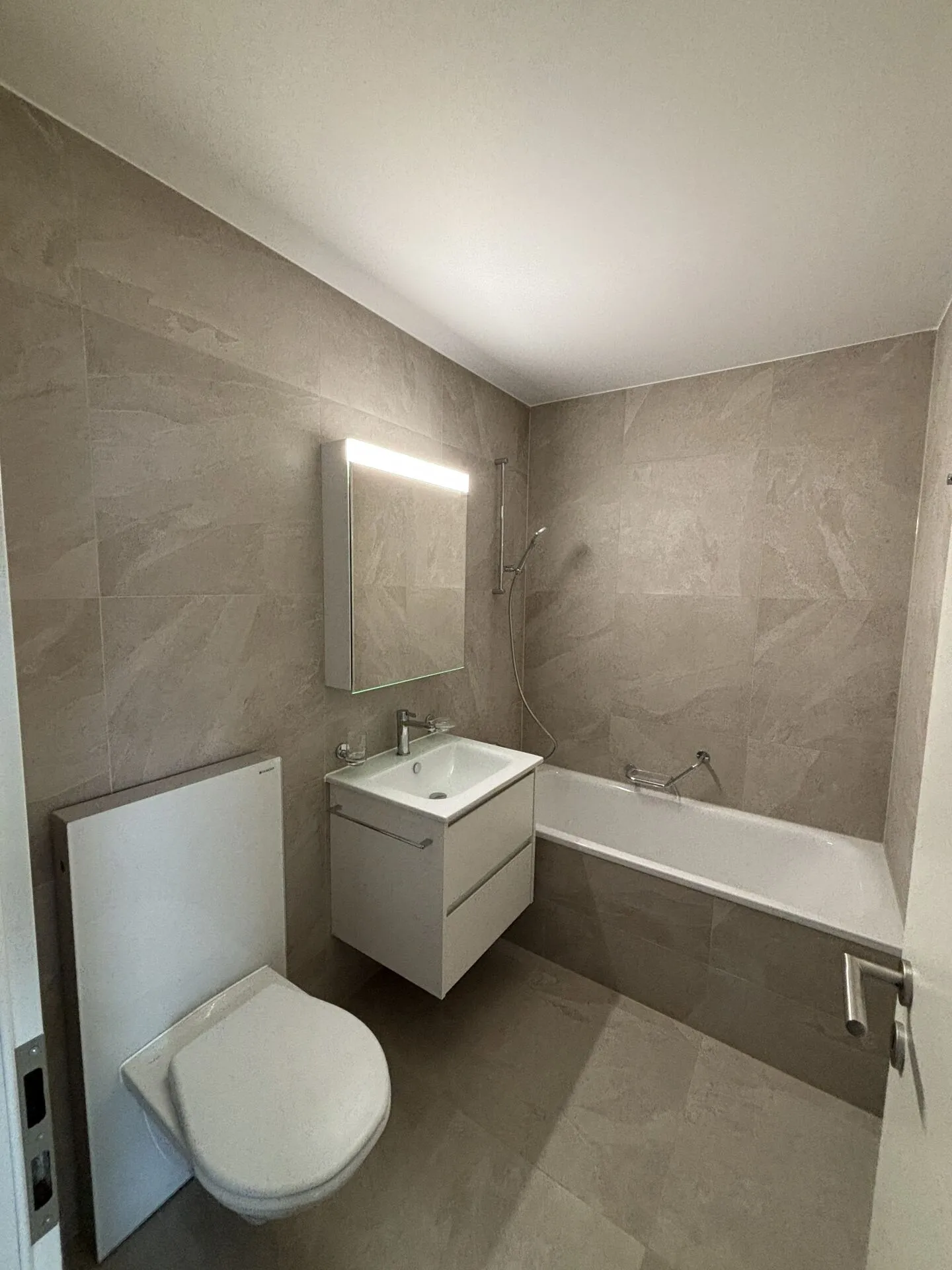 4 room apartment completely renovated - Photo 2 of 11