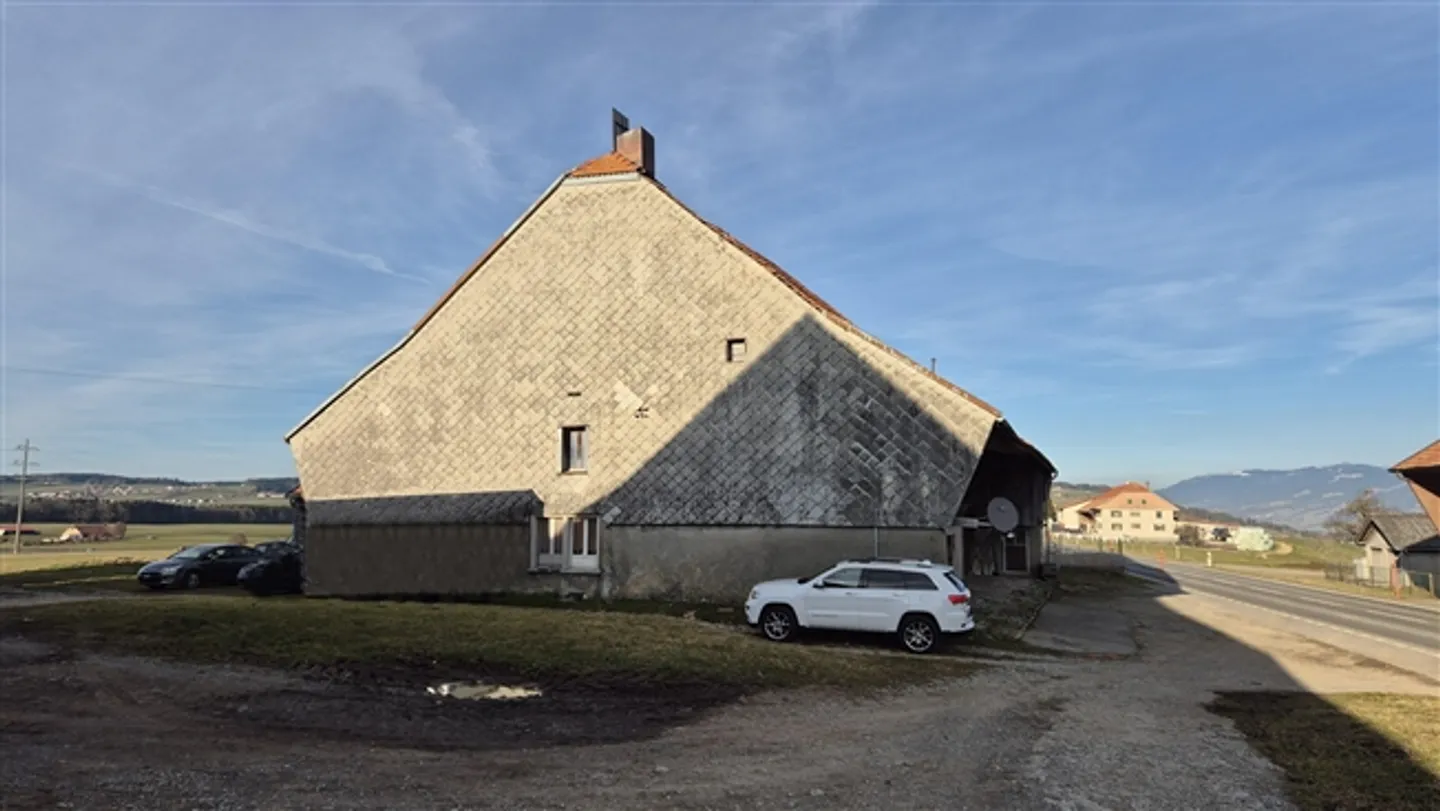 Outstanding large farmhouse to renovate near Bulle (FR) - Photo 2 of 16