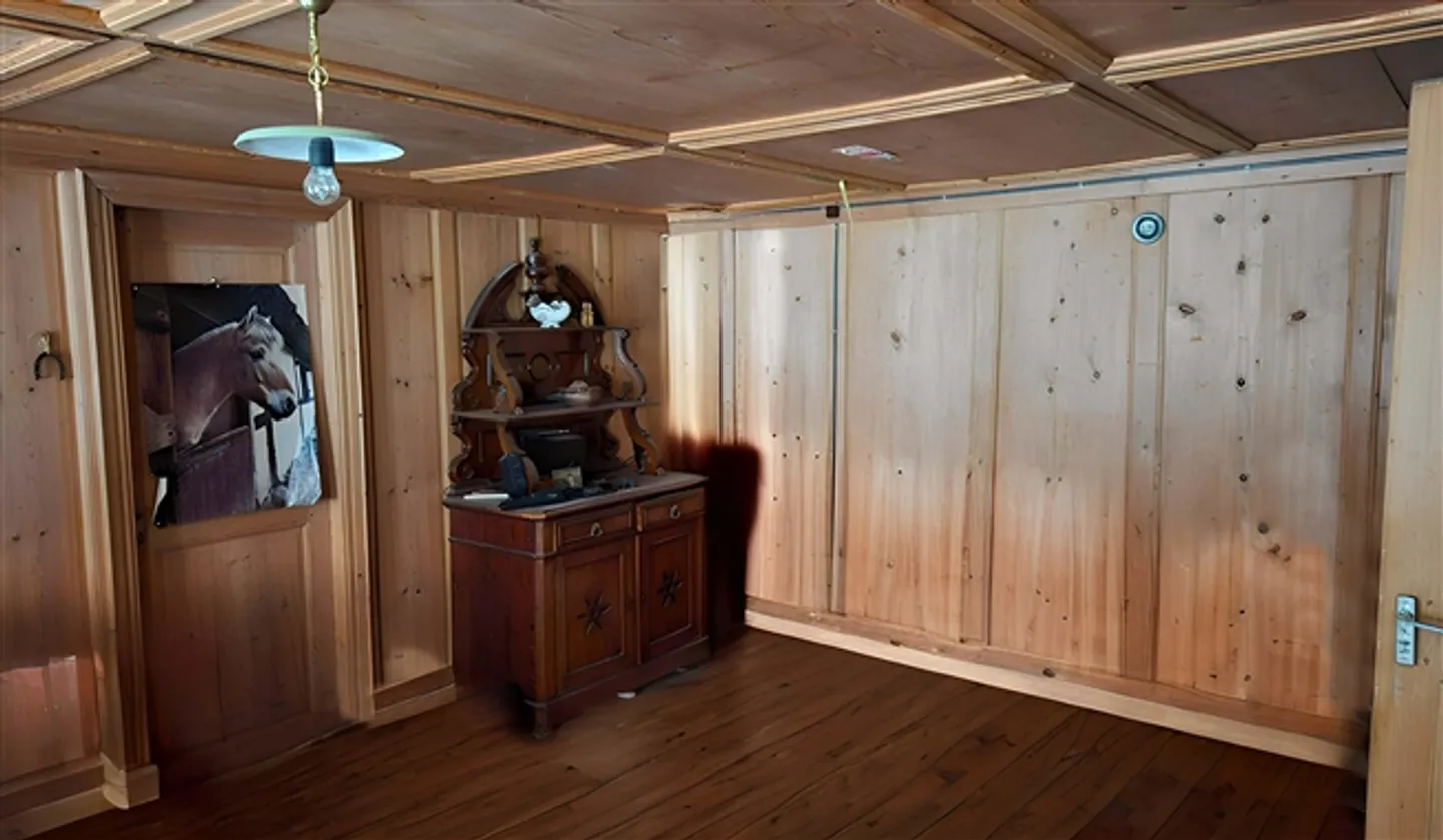 Outstanding large farmhouse to renovate near Bulle (FR) - Photo 4 of 16