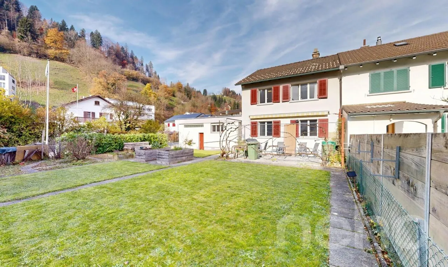 Familienfreundliches Haus mit grossem Garten und Umbaupotential - Foto 1 di 11