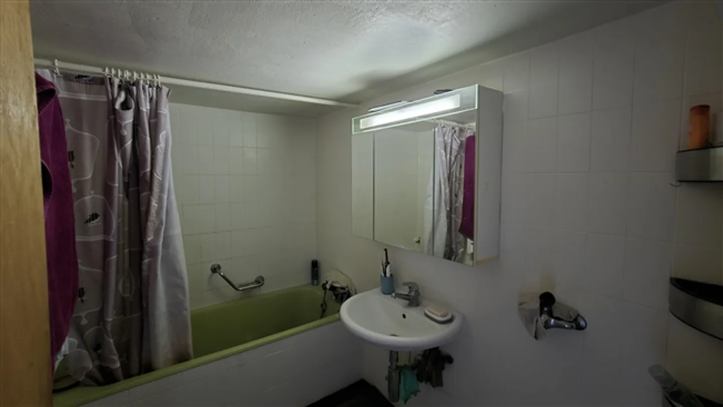 Outstanding large farmhouse to renovate near Bulle (FR) - Photo 8 of 16