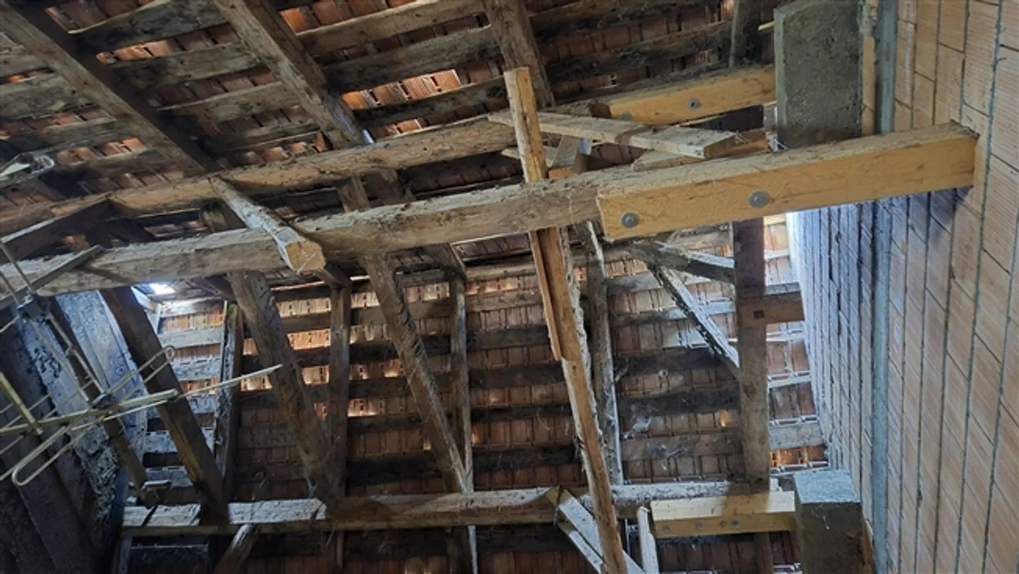 Outstanding large farmhouse to renovate near Bulle (FR) - Photo 10 of 16