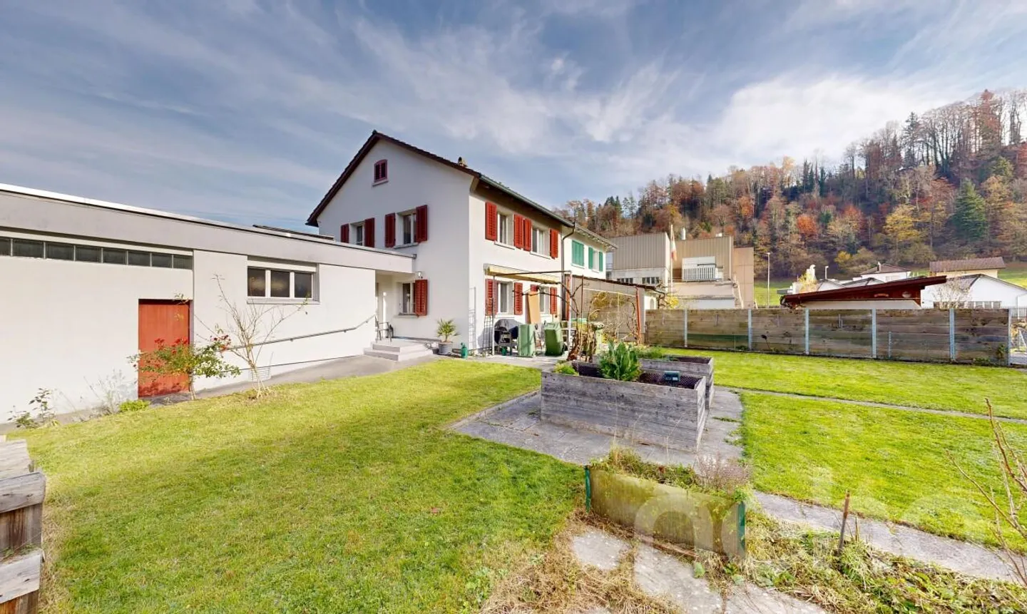 Familienfreundliches Haus mit grossem Garten und Umbaupotential - Foto 2 di 11