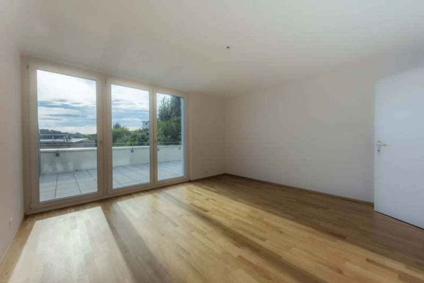 Stunning Attic Apartment with Terrace - Photo 5 of 7