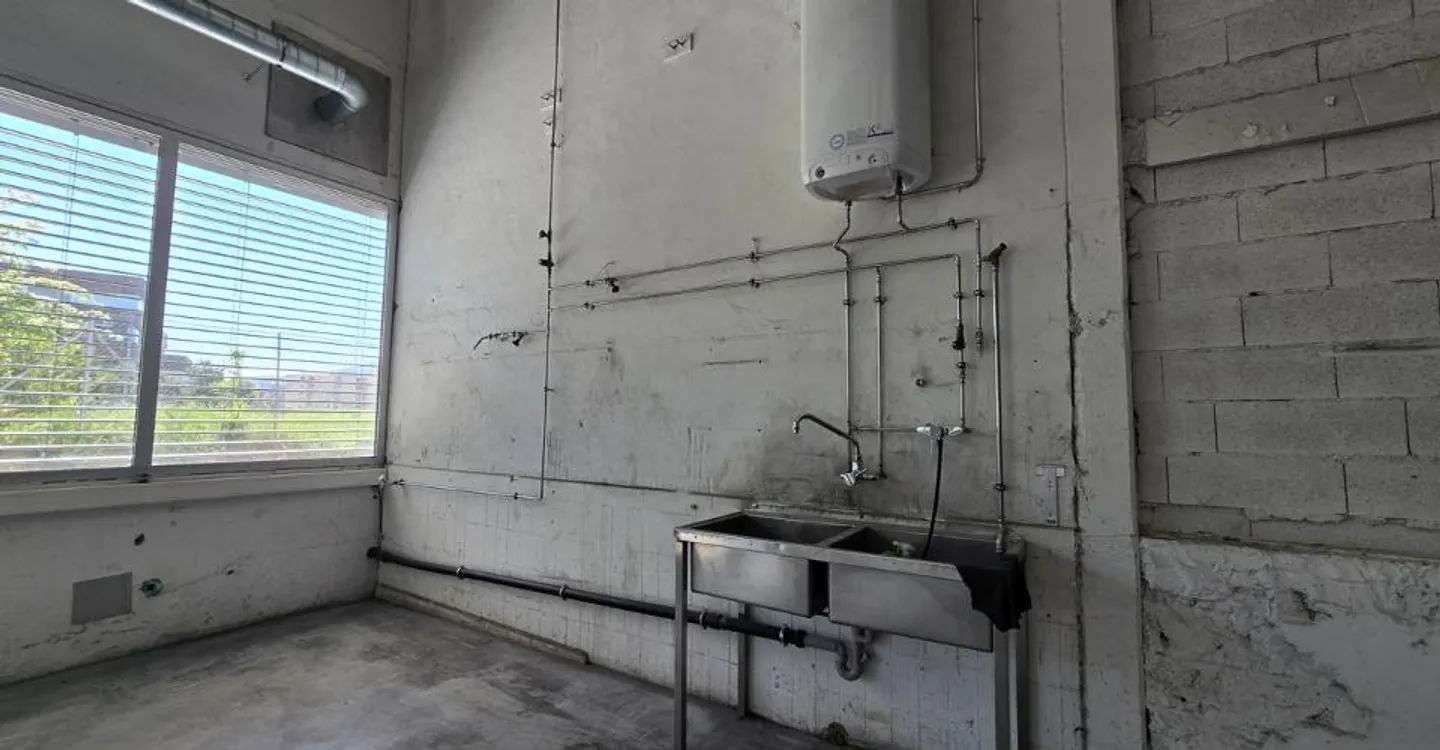 Industrial/logistics hall of 1066m2 for rent - Ground floor - direct access - Boudry - Photo 4 of 4