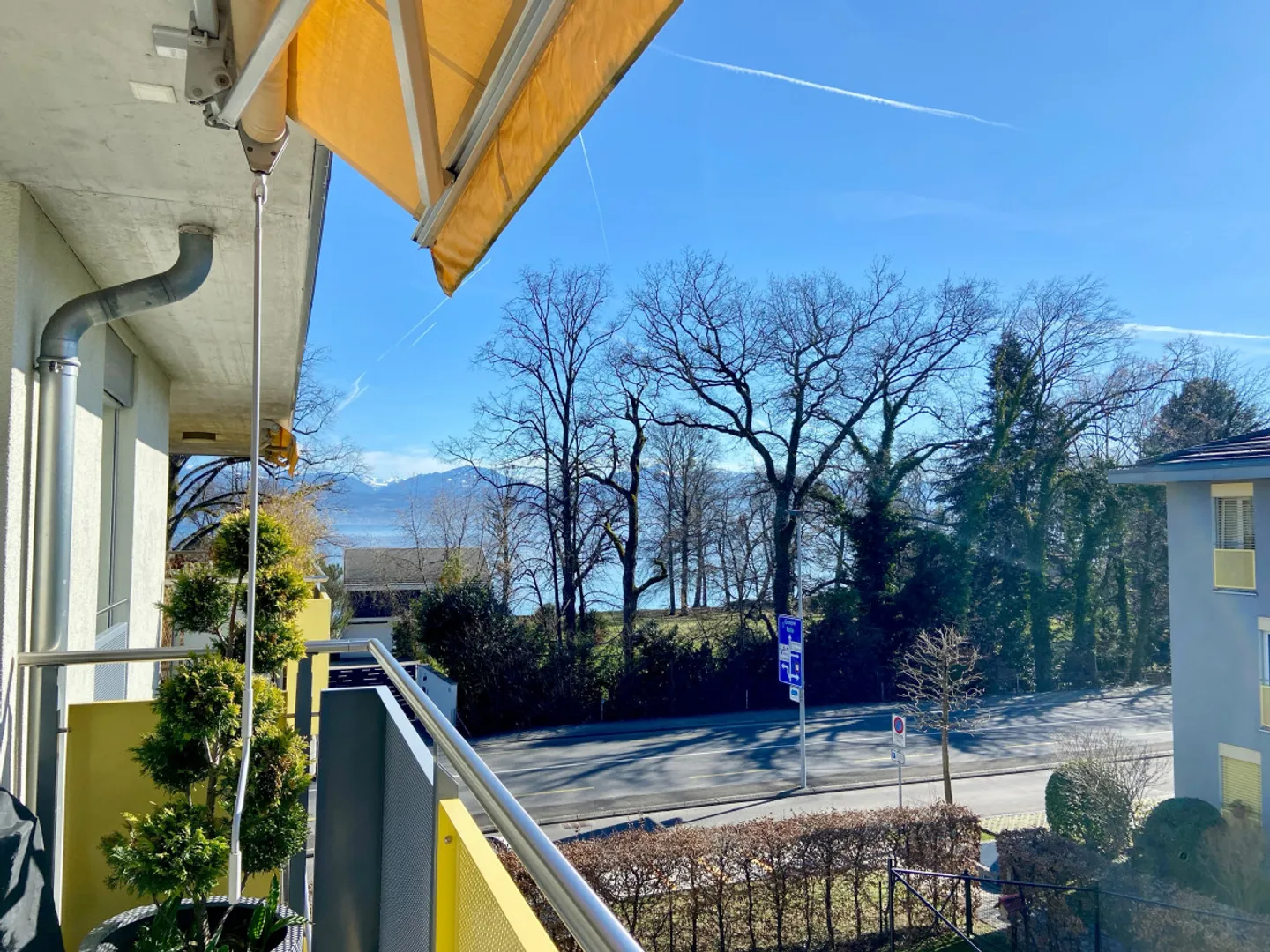 DEUX PAS DU BORD - APPARTEMENT SPACIEUX EN ATTIQUE AVEC BALCON ET VUE SUR LE LAC - Photo 2 sur 12