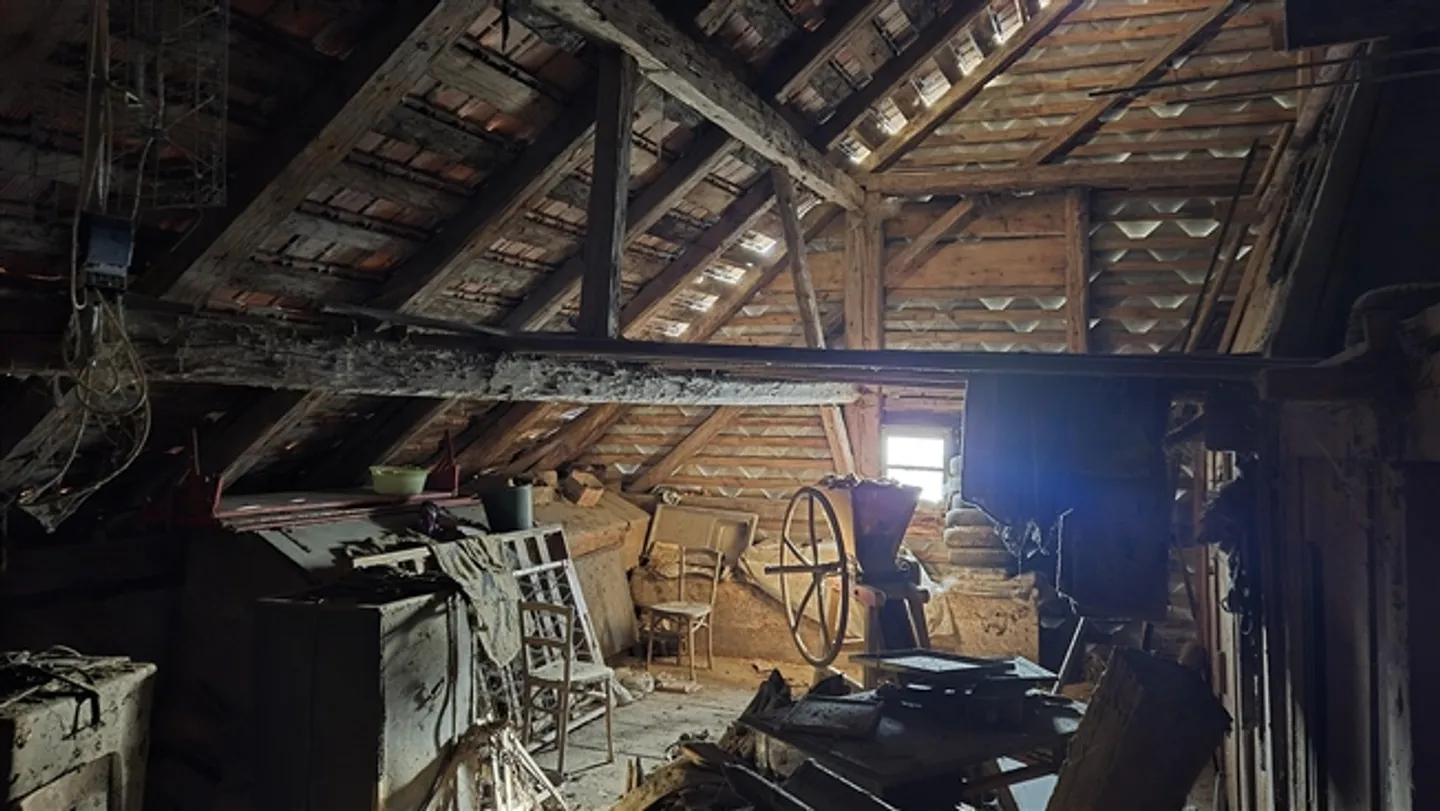 Outstanding large farmhouse to renovate near Bulle (FR) - Photo 11 of 16