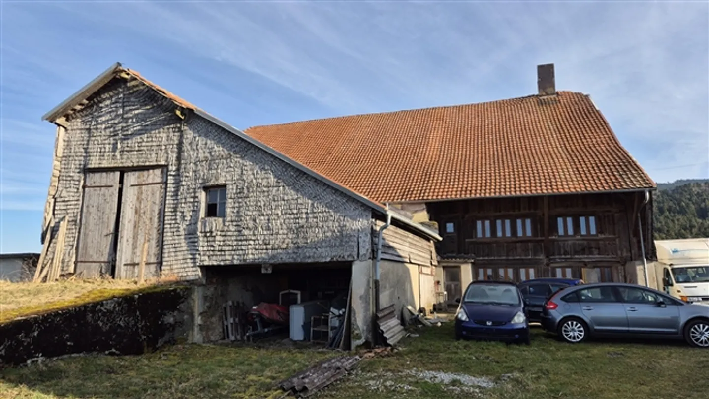 Outstanding large farmhouse to renovate near Bulle (FR) - Photo 12 of 16