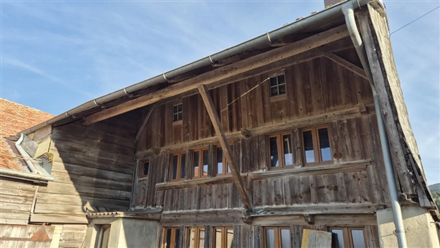 Outstanding large farmhouse to renovate near Bulle (FR) - Photo 13 of 16