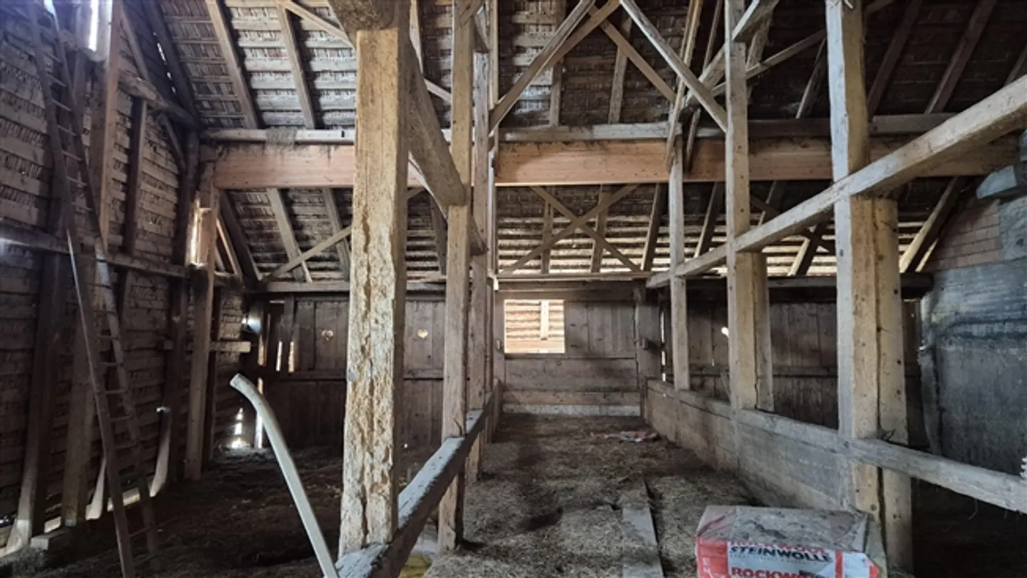 Outstanding large farmhouse to renovate near Bulle (FR) - Photo 14 of 16