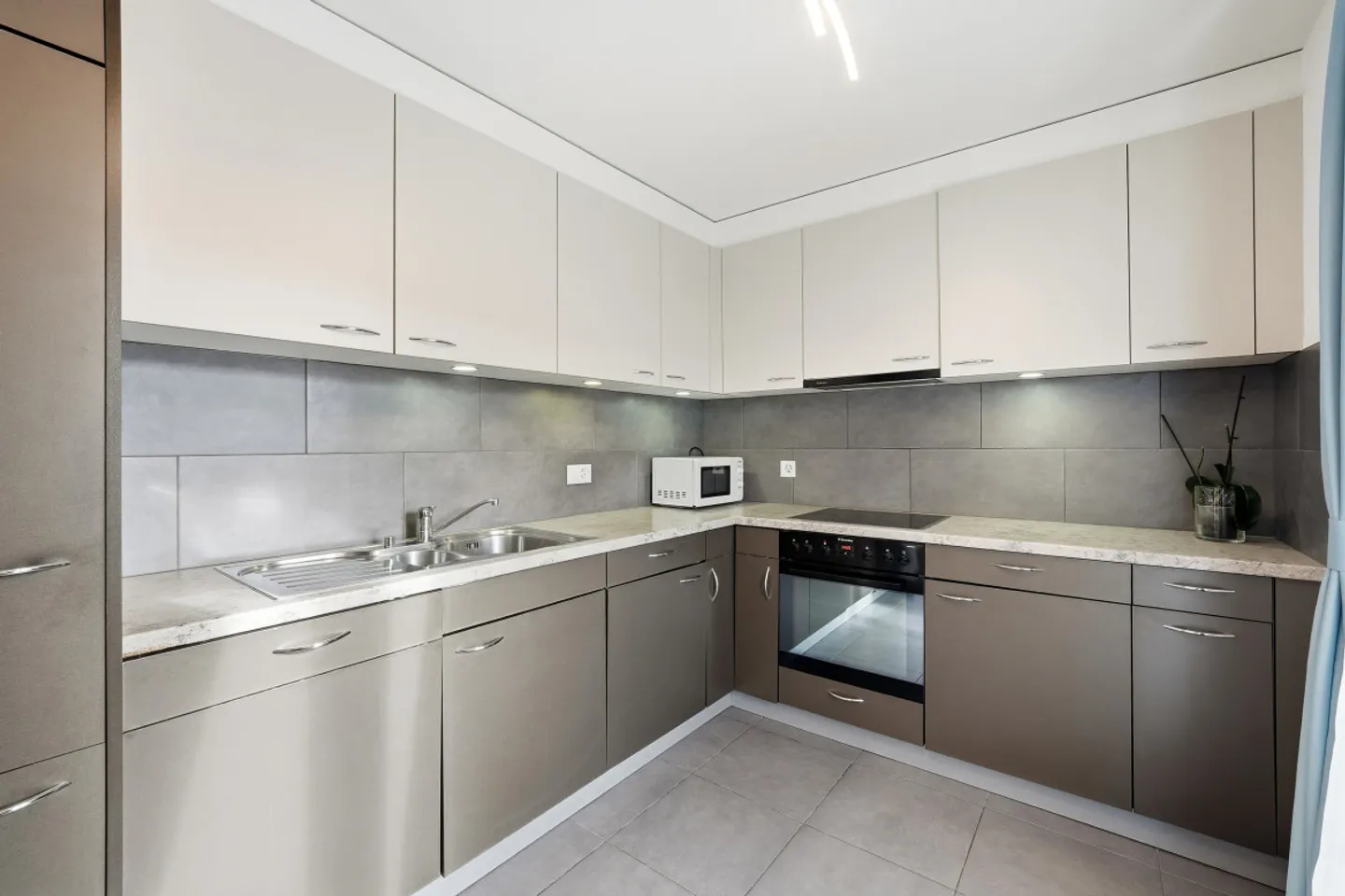 DEUX PAS DU BORD - APPARTEMENT SPACIEUX EN ATTIQUE AVEC BALCON ET VUE SUR LE LAC - Photo 8 sur 12