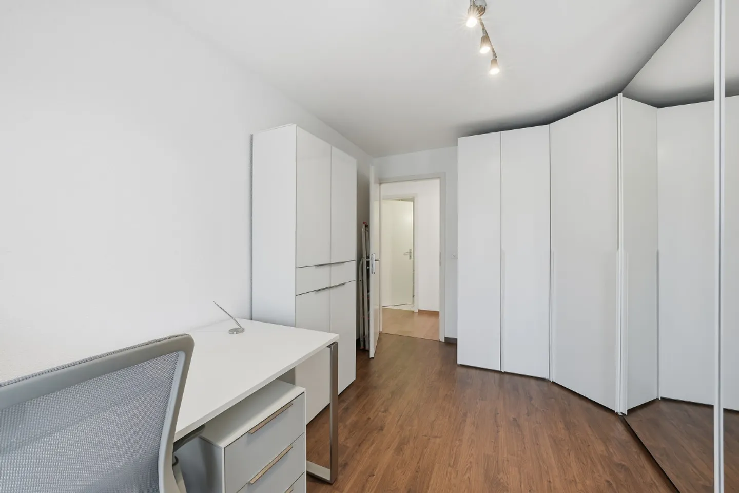 DEUX PAS DU BORD - APPARTEMENT SPACIEUX EN ATTIQUE AVEC BALCON ET VUE SUR LE LAC - Photo 10 sur 12