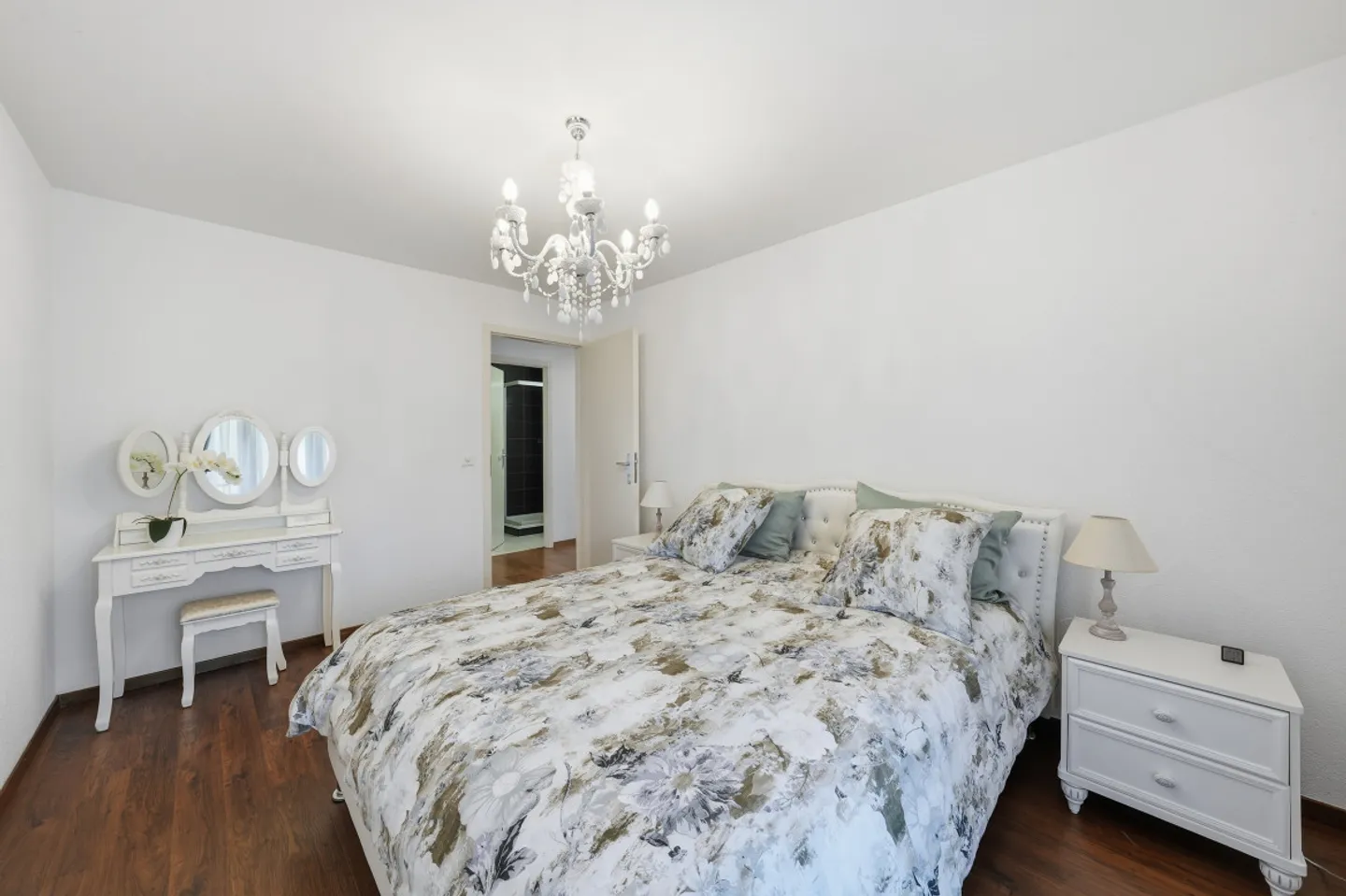 DEUX PAS DU BORD - APPARTEMENT SPACIEUX EN ATTIQUE AVEC BALCON ET VUE SUR LE LAC - Photo 11 sur 12