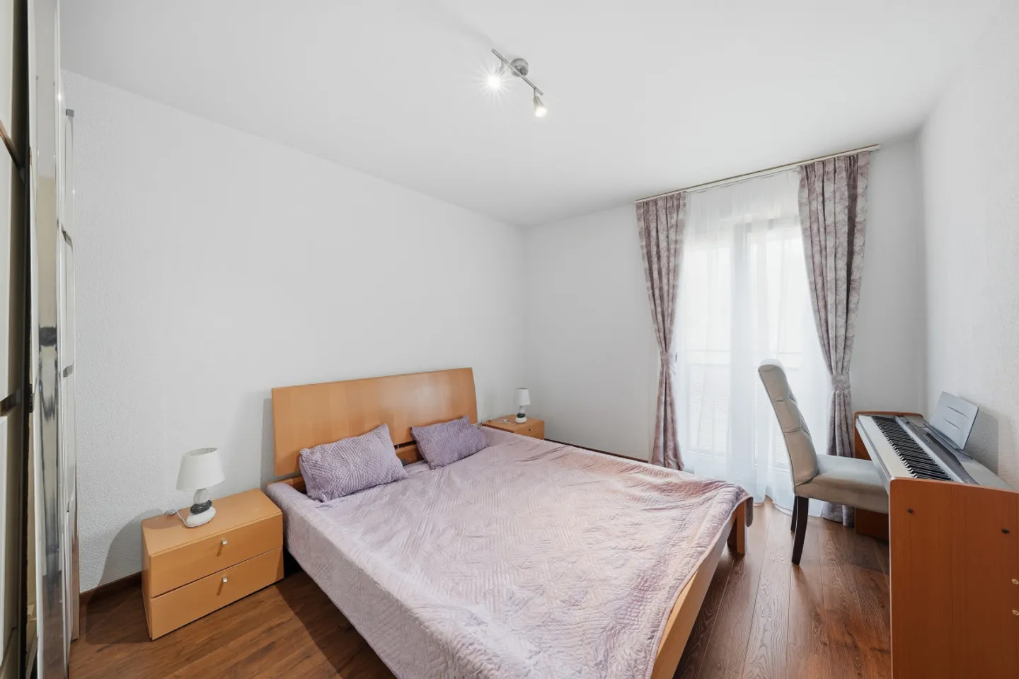 DEUX PAS DU BORD - APPARTEMENT SPACIEUX EN ATTIQUE AVEC BALCON ET VUE SUR LE LAC - Photo 12 sur 12