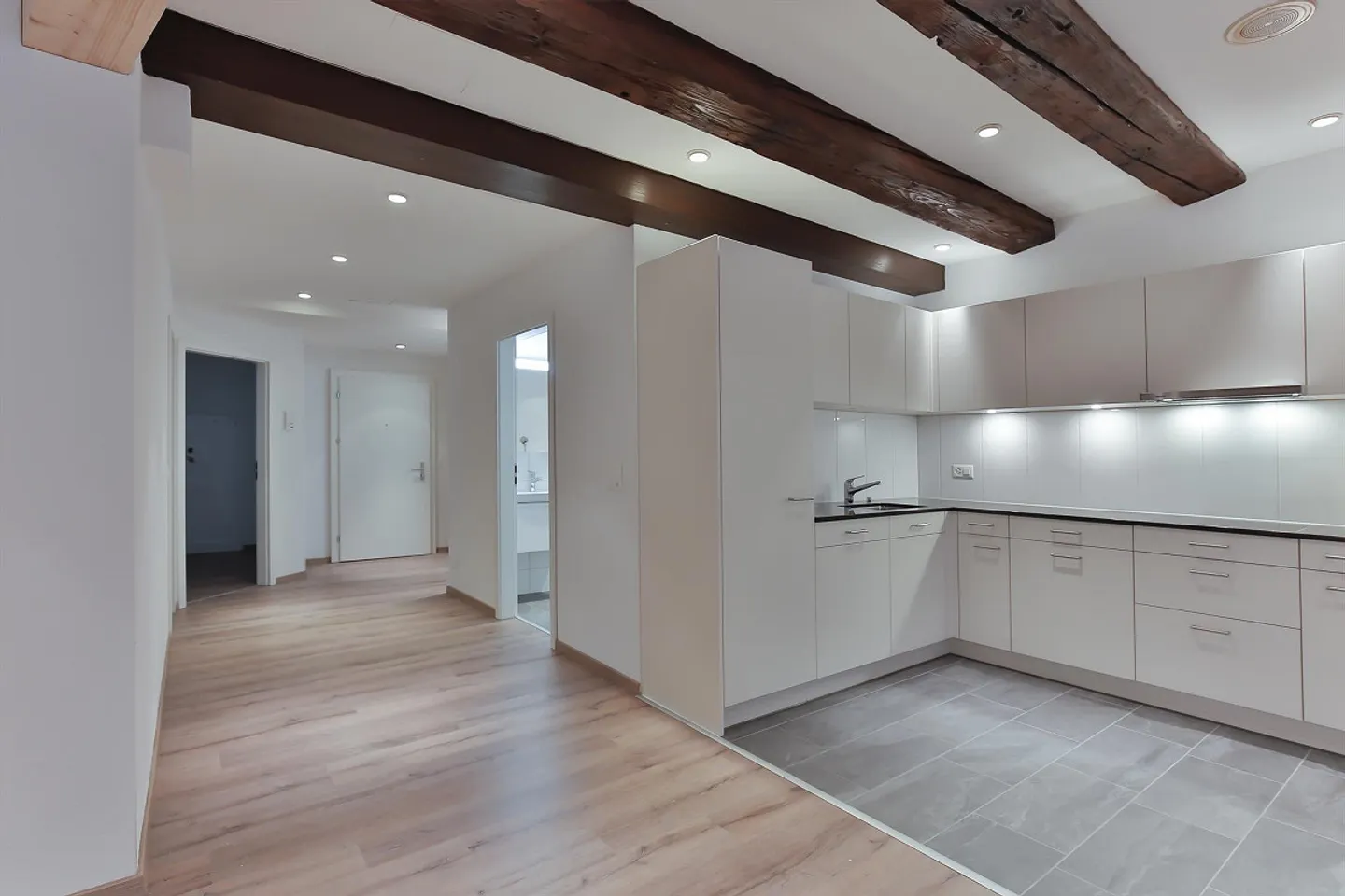 Charmante appartement de 3,5 pièces dans la vieille ville historique de Zofingen - Photo 3 sur 10