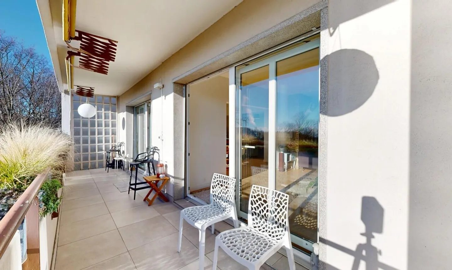 Appartamento luminoso con 4 camere da letto, balconi e vista libera - Foto 4 di 11