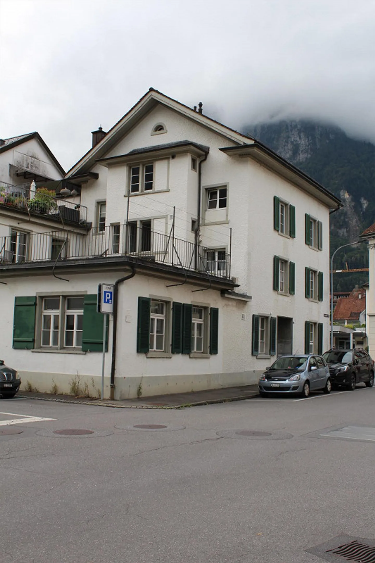 charmante 2.5-Zimmer-Dachwohnung in Glarus - Foto 1 von 14