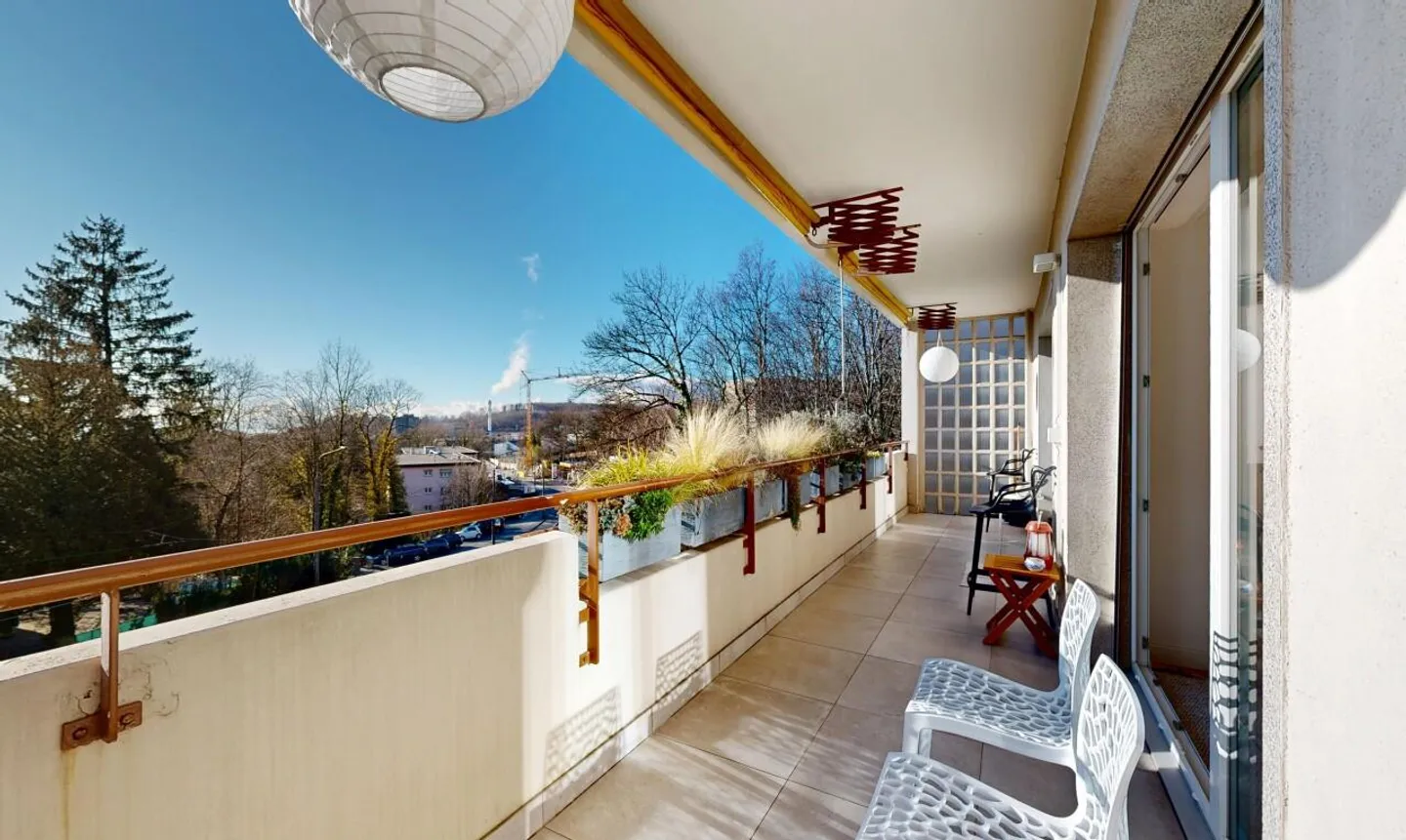 Appartamento luminoso con 4 camere da letto, balconi e vista libera - Foto 2 di 11