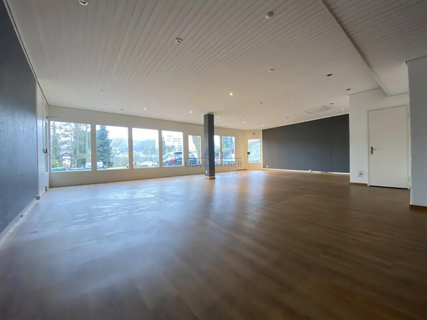 Edificio commerciale e residenziale attraente con potenziale di sviluppo - Foto 5 di 13